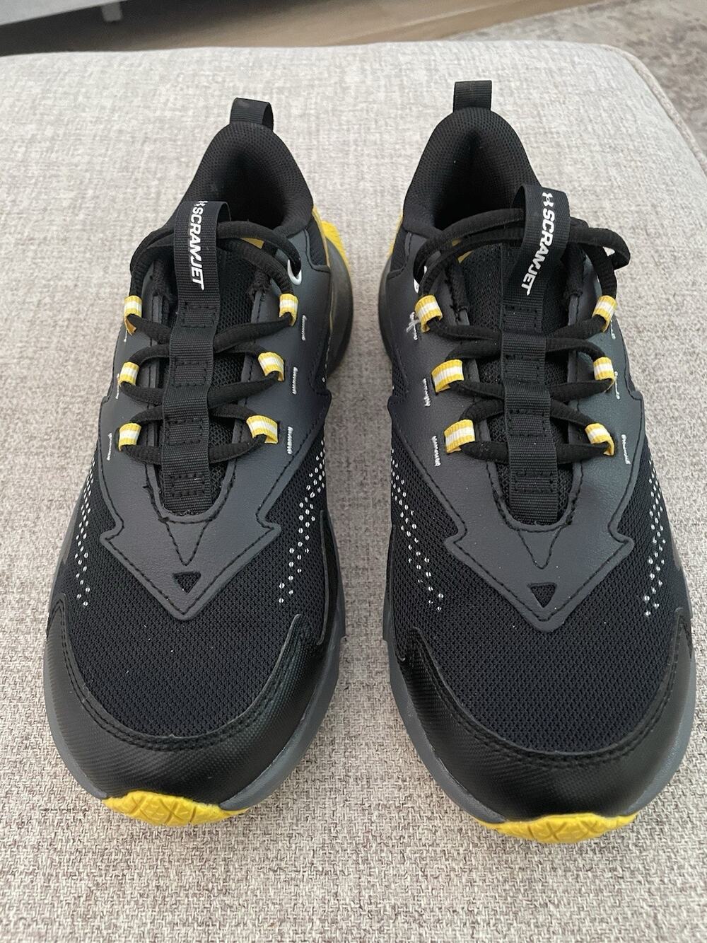 Youth Boys Under Armour sneakers Black And Yellow Size 6Y